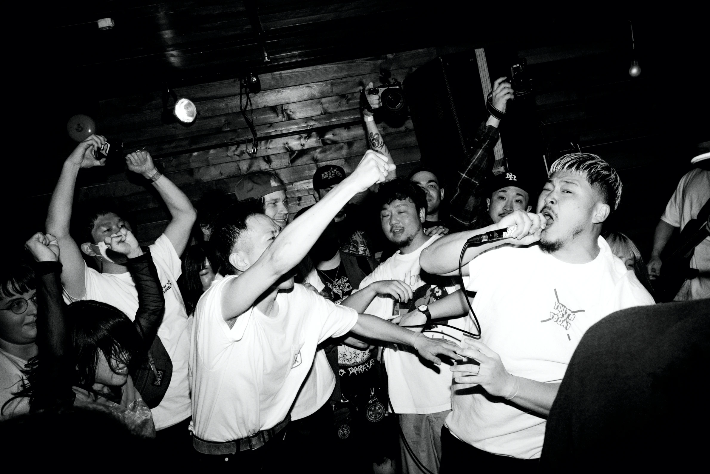 BRIGHTSIDE BOOKING live — vocalist and crowd